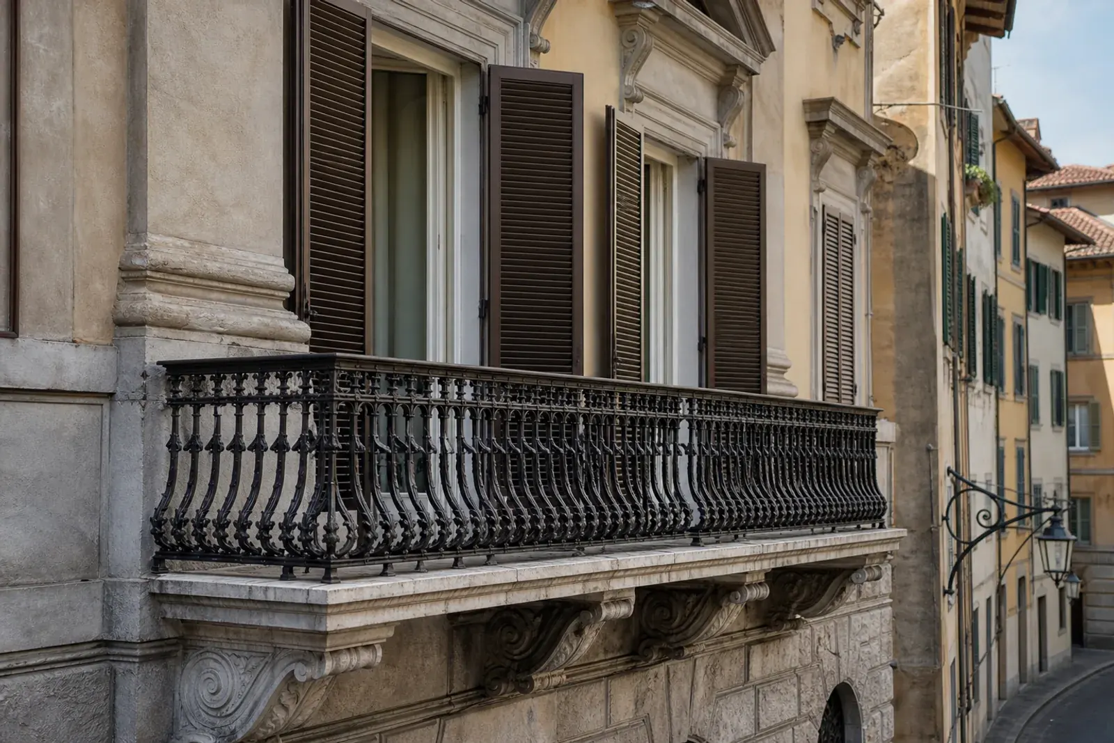 Ringhiera del balcone di un palazzo, restaurata
