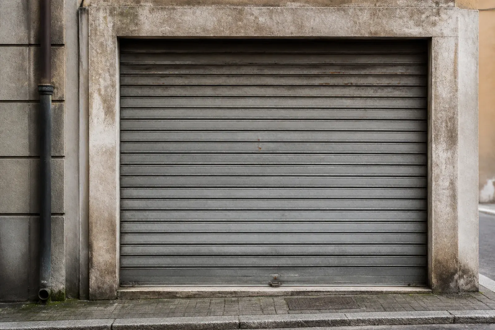 Prima: Infissi metallici: prima e dopo l'intervento
