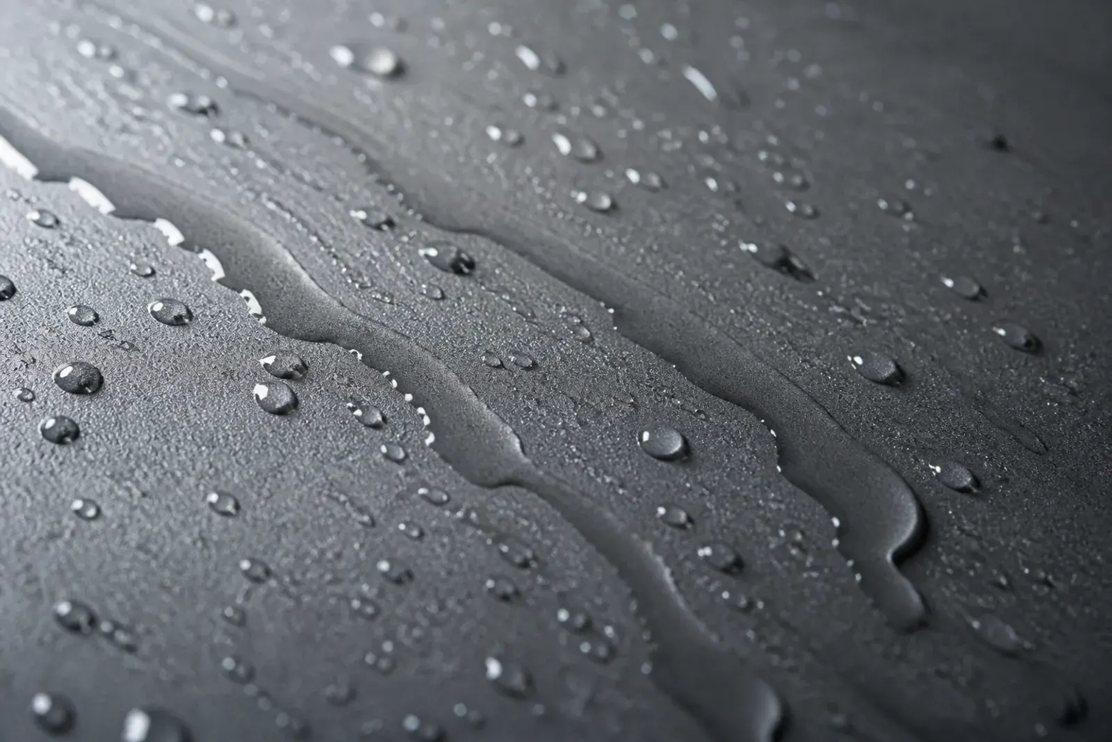 Gocce d'acqua su una superficie trattata con idrorepellente