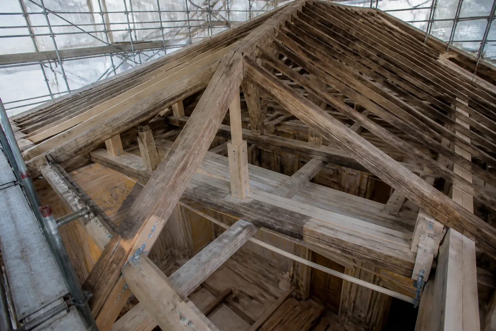 Copertura in legno di una villa durante il restauro
