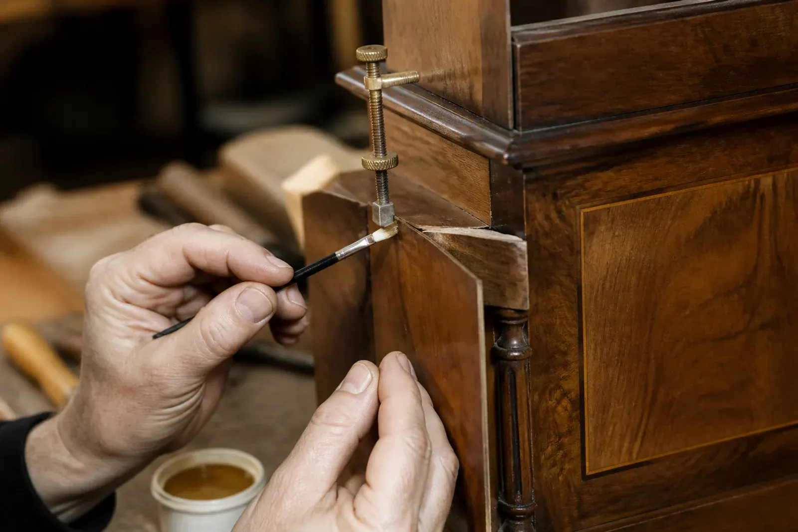 Restauro del legno: riparazione dell'impiallacciatura di un mobile