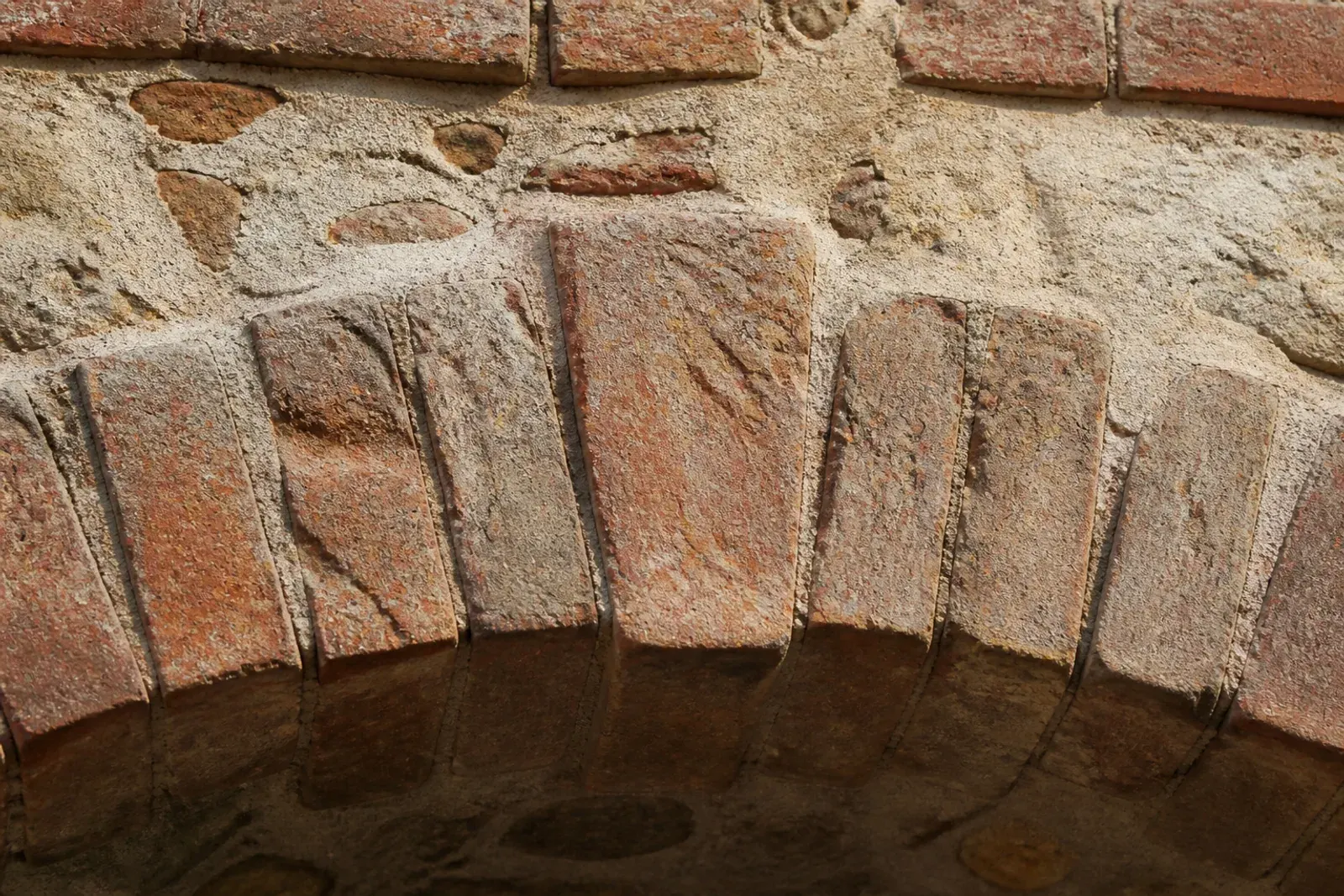 Restauro di mattoni faccia a vista: arco in mattoni dopo la pulizia