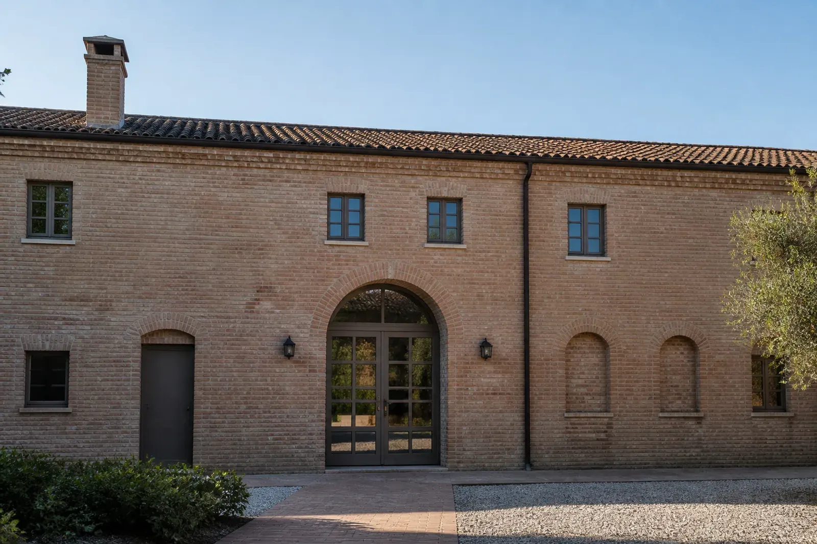 Restauro di mattoni faccia a vista: muro in mattoni di una cascina emiliana