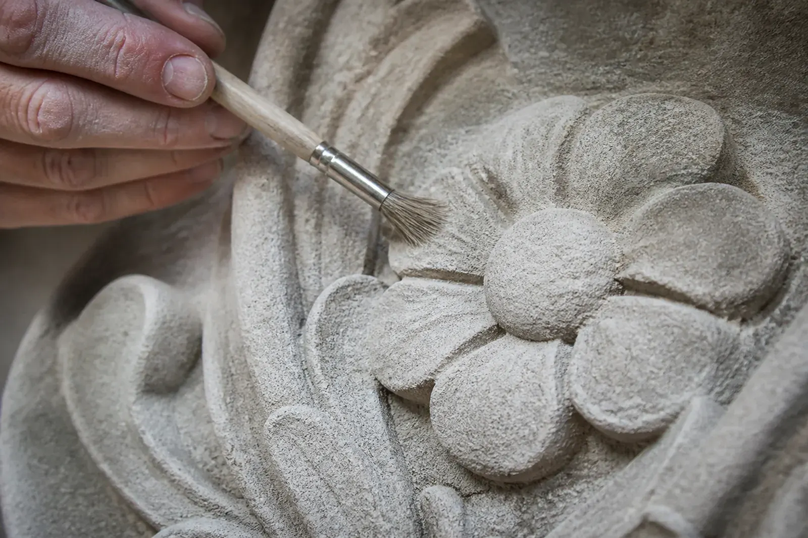 Restauro della pietra: scultura floreale in pietra restaurata