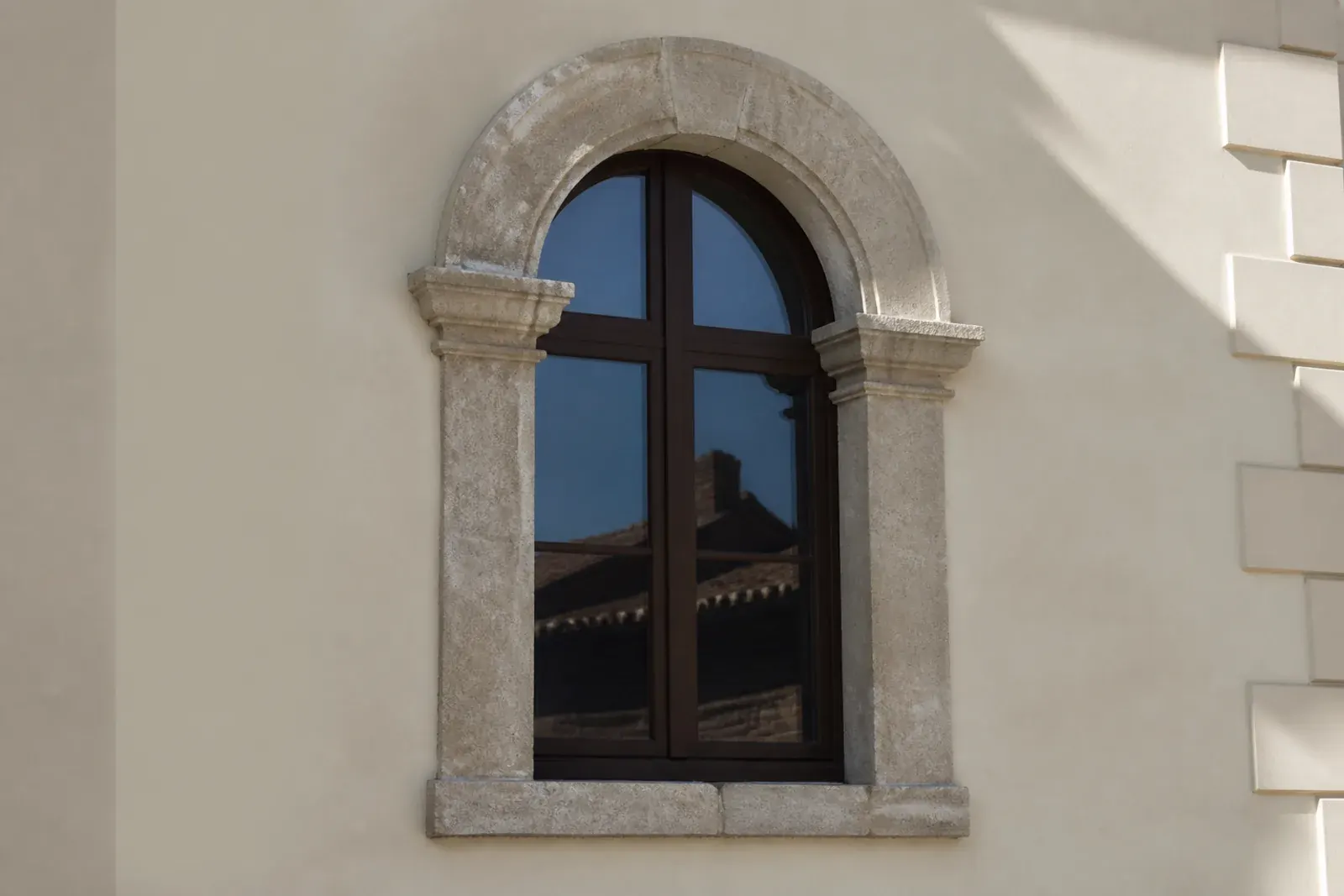 Finestra ad arco in pietra dopo la pulizia