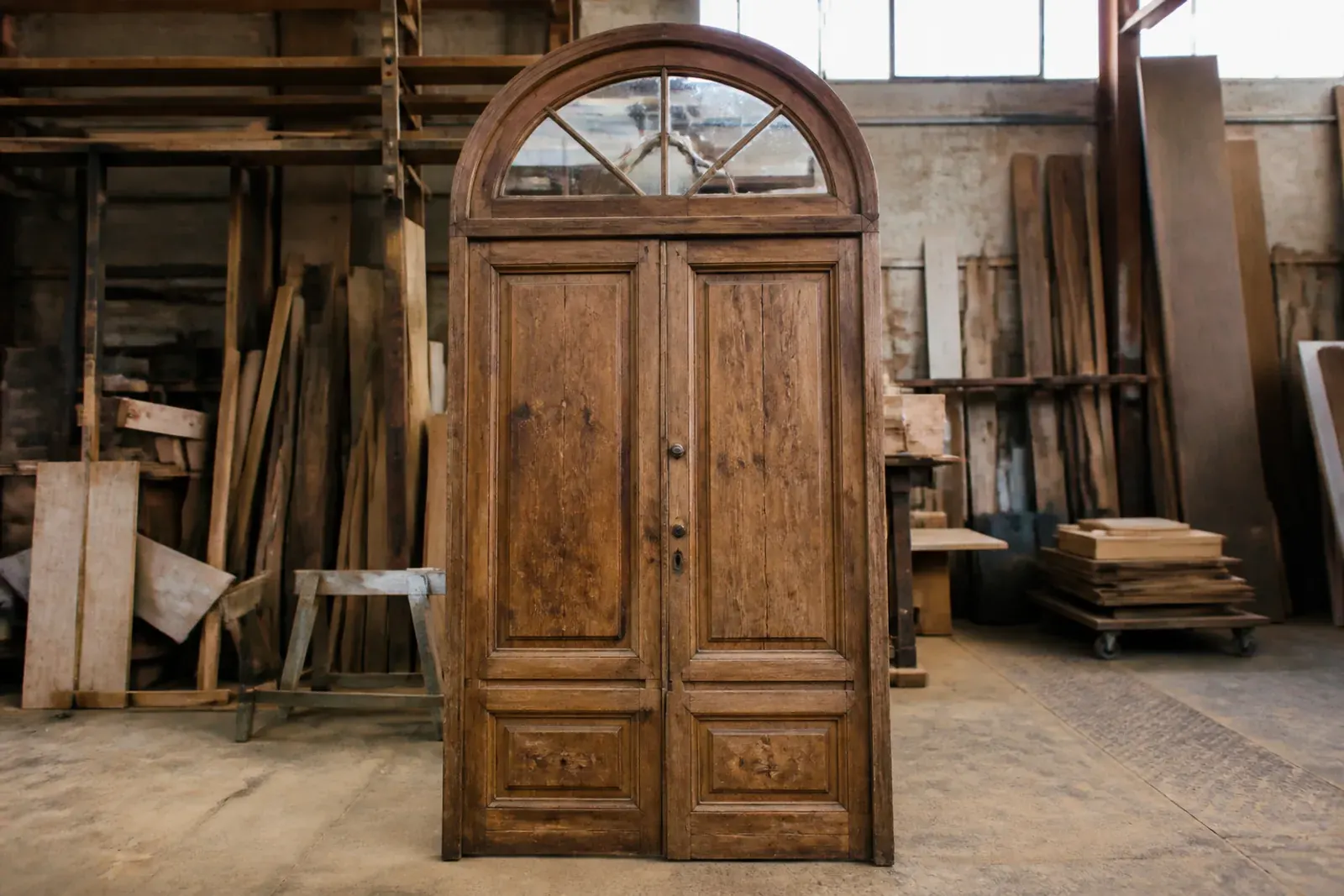 Portoncino in legno vetrato dopo il restauro