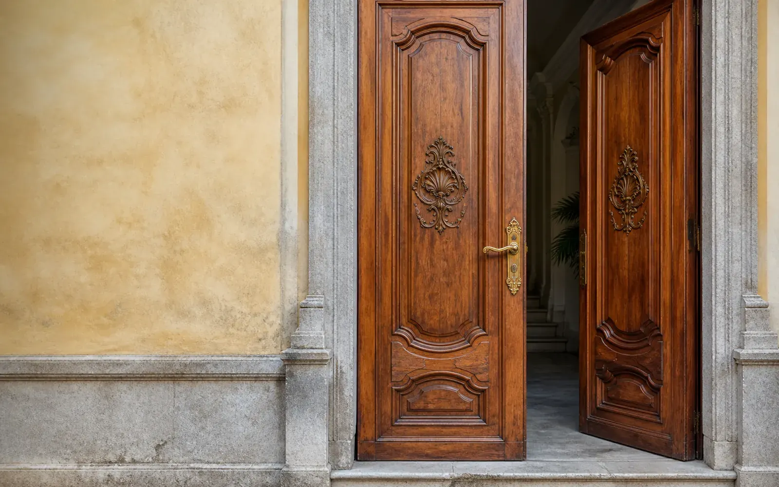 Portone storico in legno durante il restauro