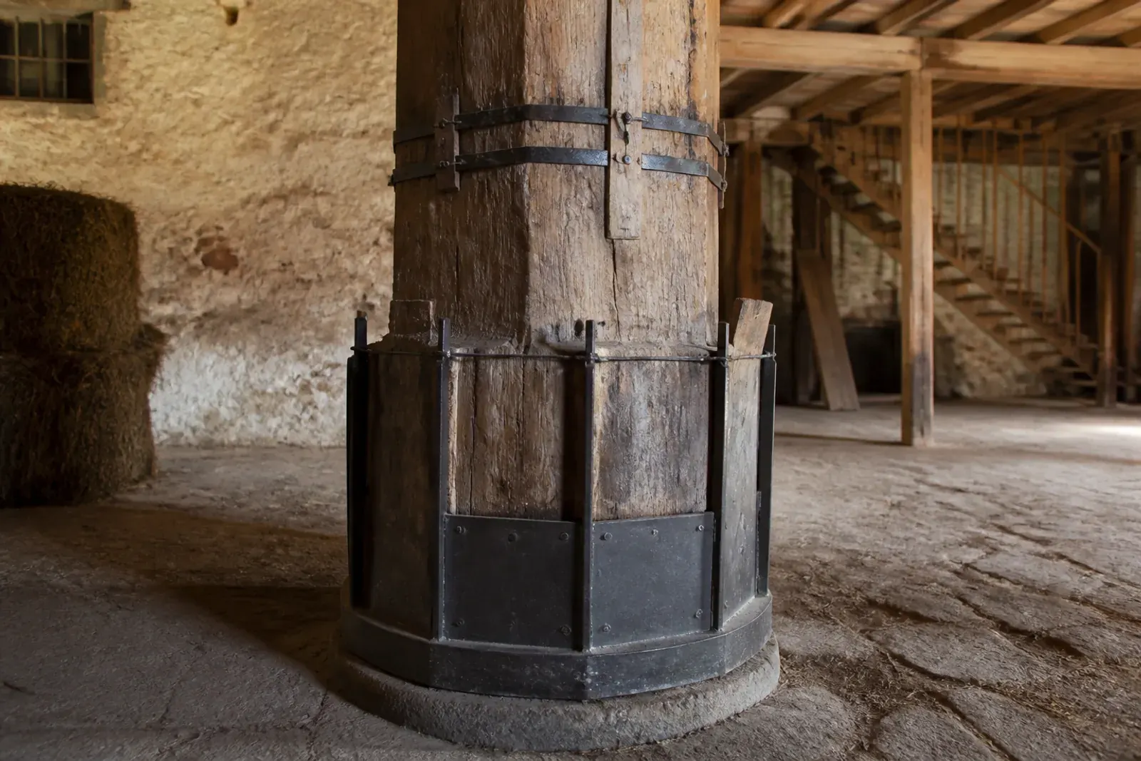 Restauro travi in legno: pilastro in rovere spazzolato