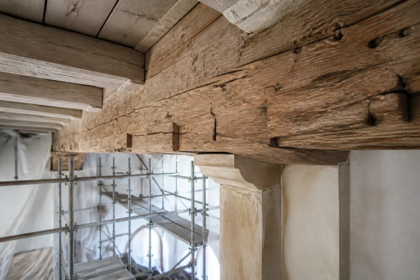 Trave in legno in cantiere