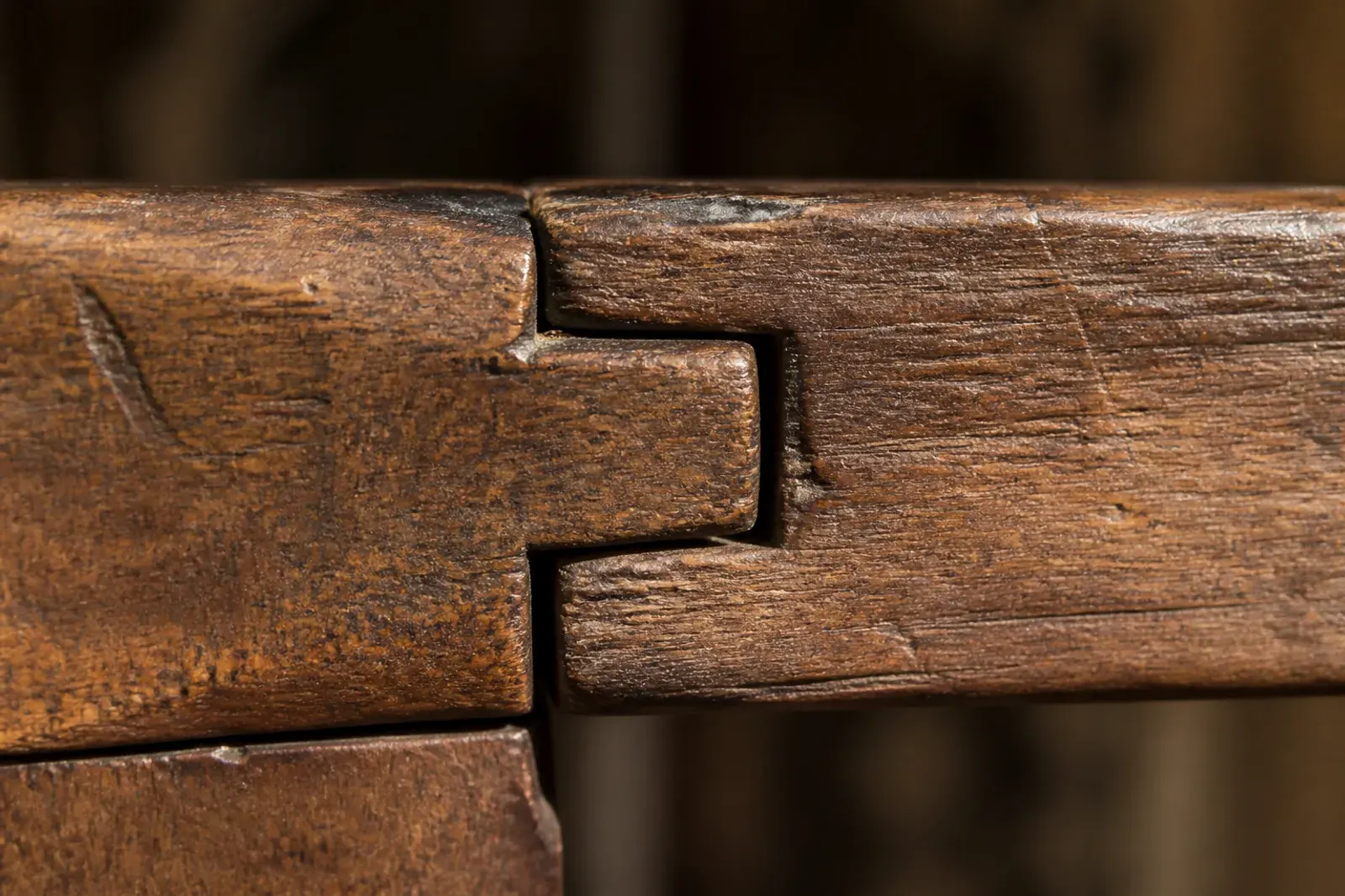 Incastro di una trave antica con i segni della lavorazione a mano