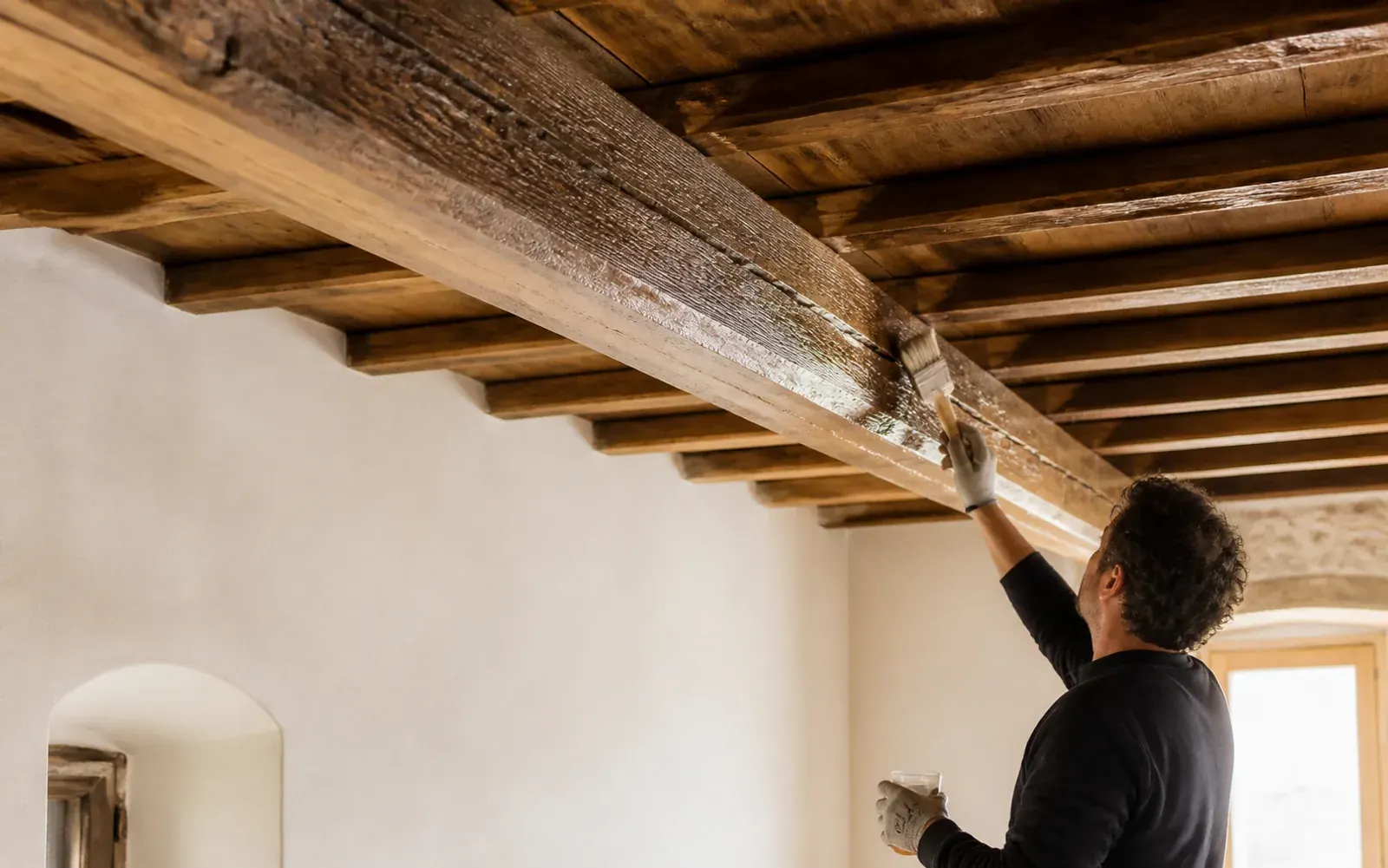 Restauro di travi in legno in un casale italiano