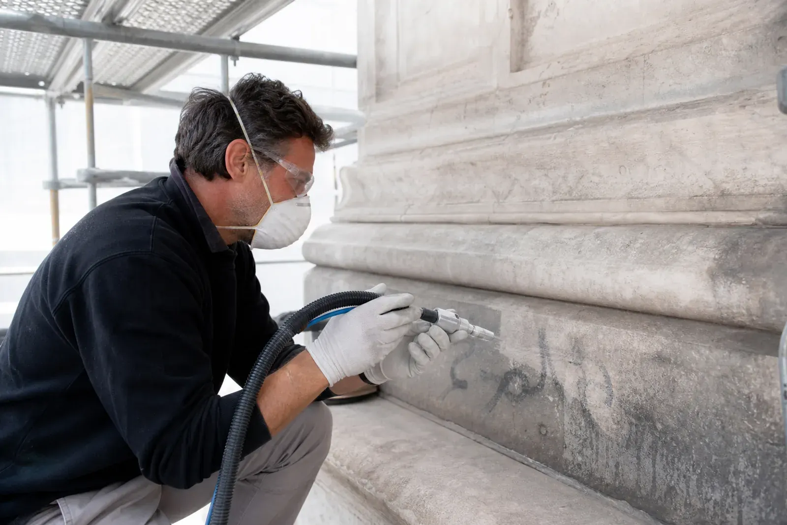 Basamento in pietra dopo la rimozione delle scritte