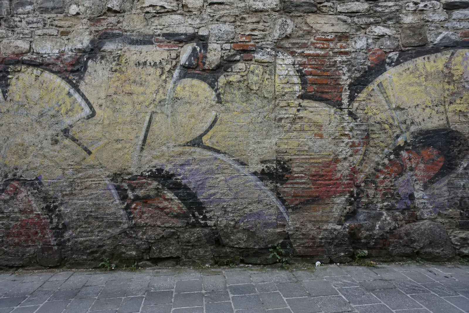 Prima: Rimozione graffiti: prima e dopo l'intervento