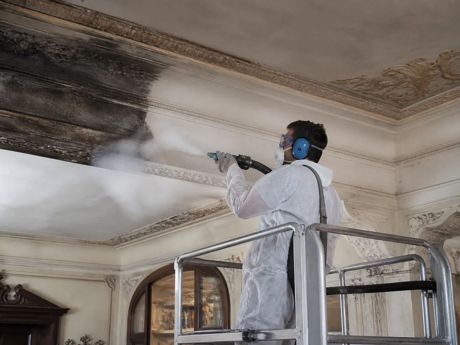 Trave di un soffitto pulita con il ghiaccio secco
