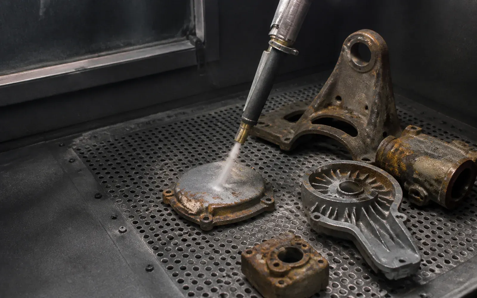 Componenti metallici preparati mediante sabbiatura