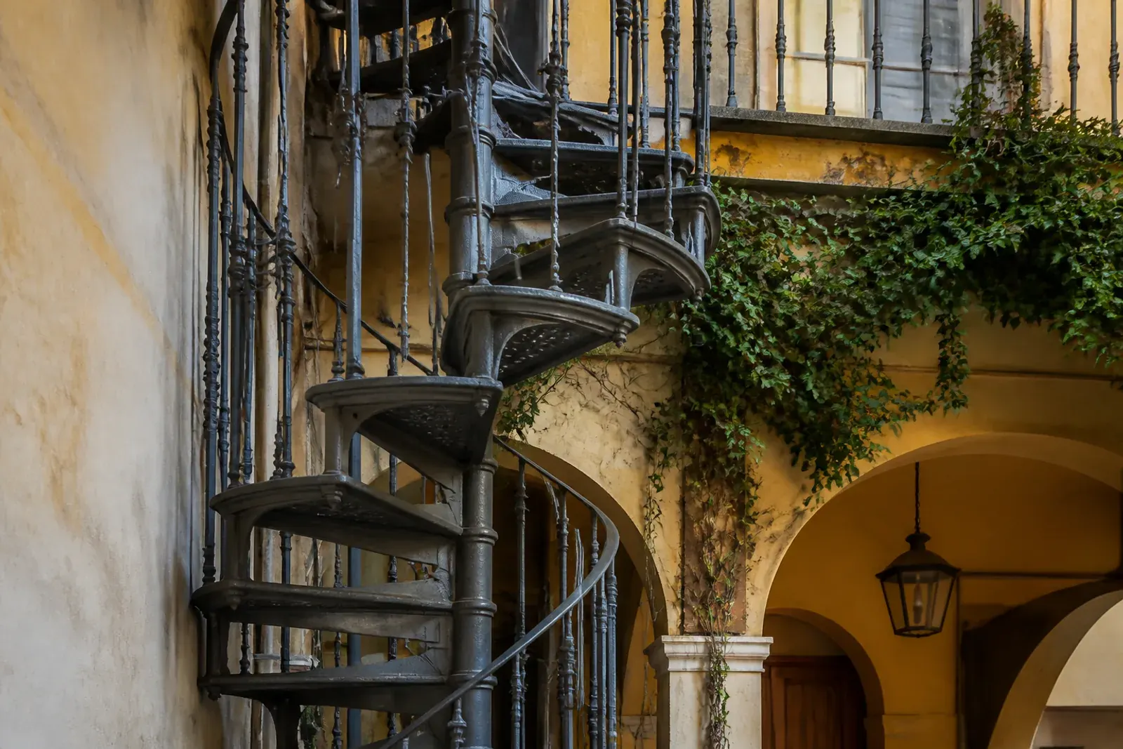 Scala in ferro di un cortile, sabbiata e riverniciata