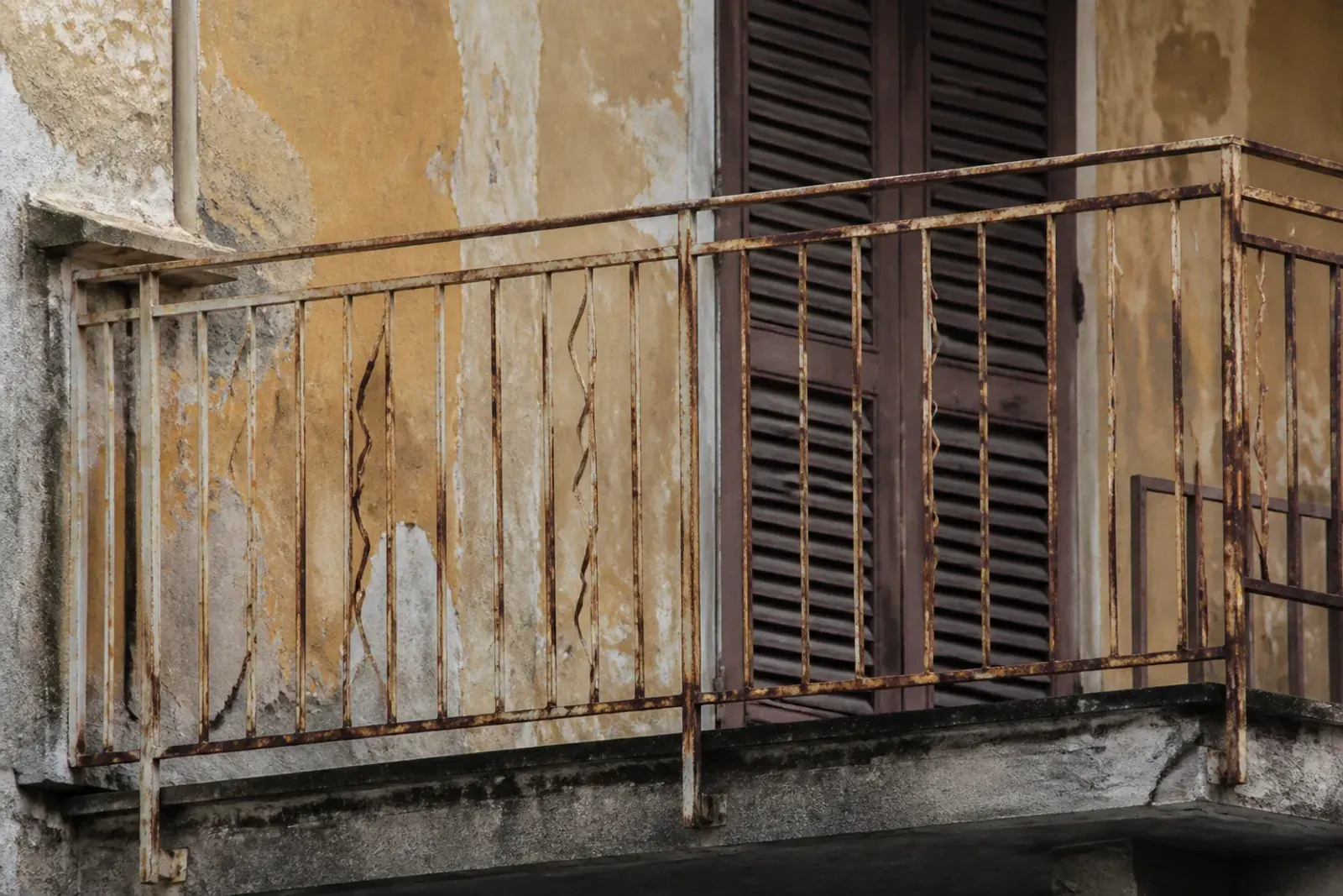 Prima: Scale e parapetti: prima e dopo l'intervento