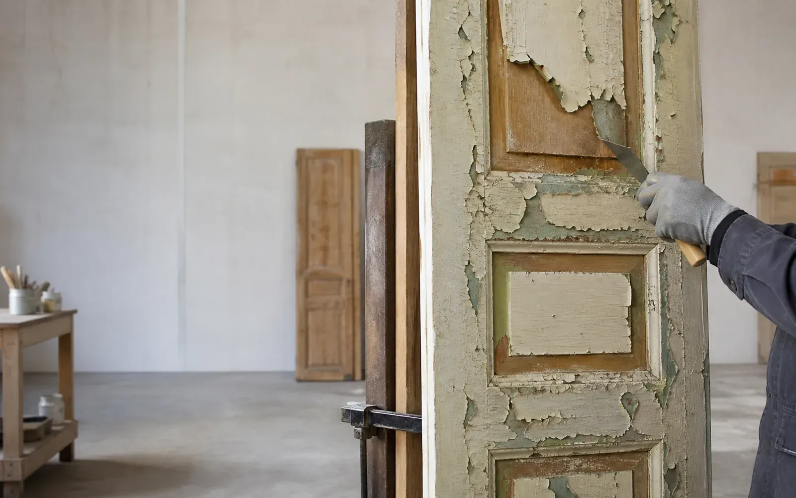Sverniciatura di una porta in legno nel laboratorio Ruvesta