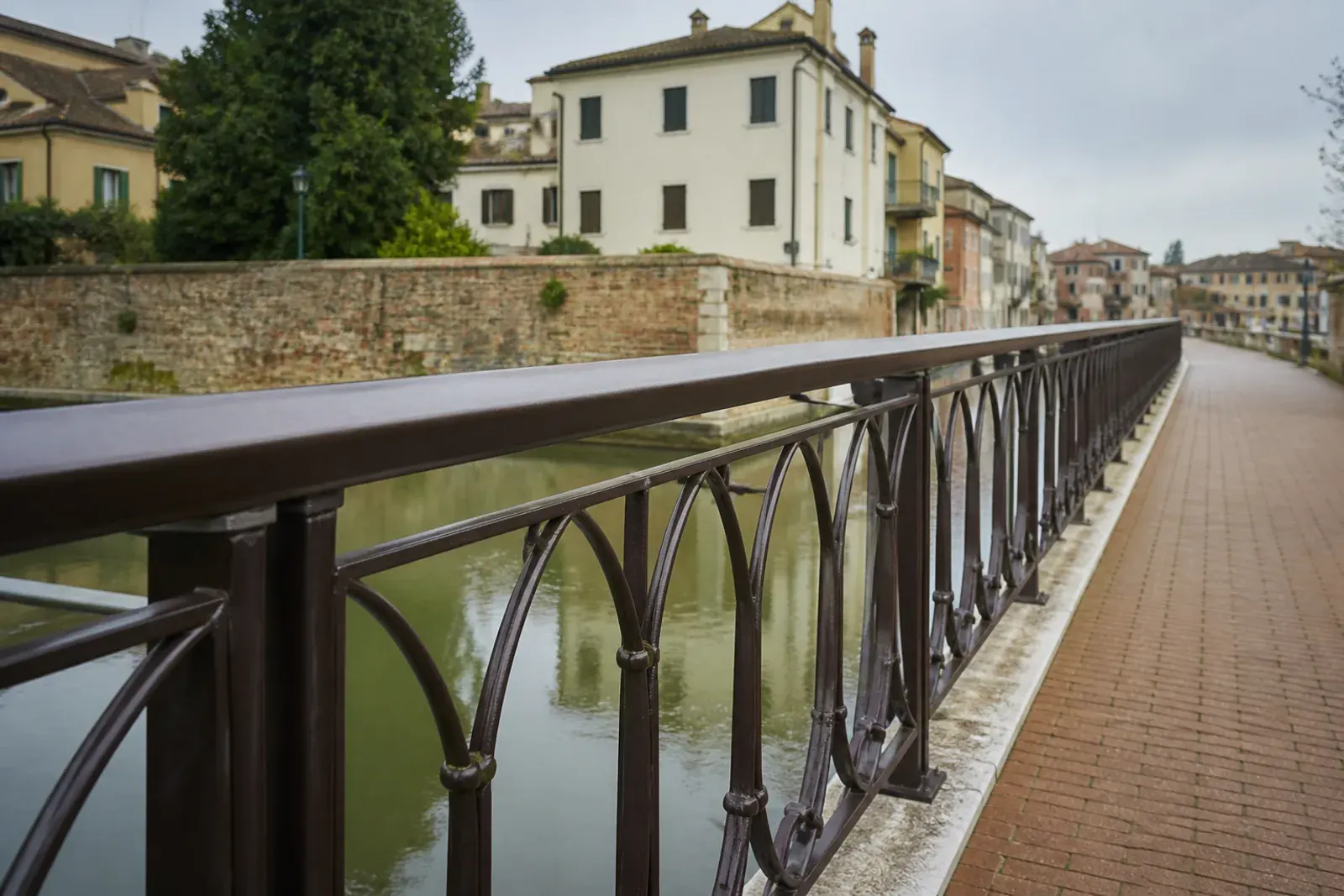 Verniciatura a polvere o a liquido: quale scegliere per cancelli, ringhiere e ferro
