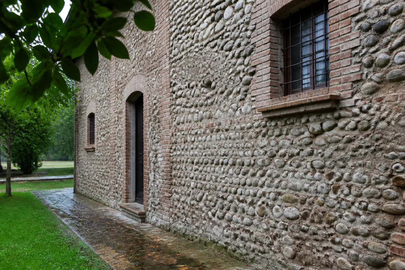 Basamento in pietra di un palazzo durante la pulizia